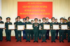 Đại tướng Đỗ Bá Tỵ trao bằng khen của Bộ Quốc phòng cho các học viên tốt nghiệp thủ khoa xuất sắc năm 2015. (Ảnh: Phạm Kiên/TTXVN)