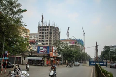 [Photo] Mối nguy hiểm tiềm ẩn trên cao từ những công trình xây dựng