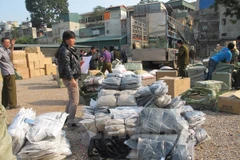 [Video] Thu giữ gần 3.000 bộ quần áo, cặp tóc giả nhãn hiệu 