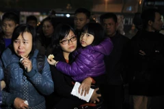 [Photo] Người thân đau đớn đón thi thể thuyền viên bị sát hại 