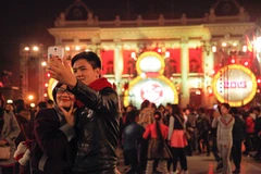 [Photo] Tấp nập dòng người đổ về trung tâm Hà Nội đón chào năm mới