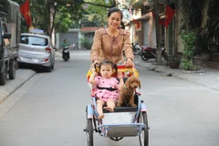 Trẻ em Hà Nội thích thú với dịch vụ cho thuê xích lô mini