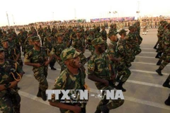 Binh sỹ Libya tham gia duyệt binh trong chiến dịch giải phóng thành phố Derna khỏi các phần tử khủng bố ngày 7/5. (Nguồn: AFP/TTXVN)