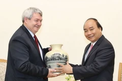 Thủ tướng Nguyễn Xuân Phúc tặng quà lưu niệm cho ông Vojtech Filip, Phó Chủ tịch Hạ viện Cộng hòa Séc, Chủ tịch Đảng Cộng sản Séc-Morava. (Ảnh: Thống Nhất/TTXVN)