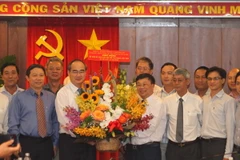 Bí thư Thành ủy Thành phố Hồ Chí Minh Nguyễn Thiện Nhân tặng hoa chúc mừng cán bộ lãnh đạo, biên tập viên, phóng viên, nhân viên Cơ quan Thông tấn xã Việt Nam khu vực phía Nam nhân Ngày nhà báo Việt Nam (21/6). (Ảnh: Thành Chung/-TTXVN)