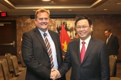 Phó Thủ tướng Vương Đình Huệ tiếp Lãnh đạo tập đoàn dầu mỏ ExxonMobil. (Ảnh: TTXVN phát)