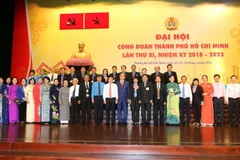 Bí thư Thành ủy Thành phố Hồ Chí Minh Nguyễn Thiện Nhân và Chủ tịch Tổng Liên đoàn Lao động Việt Nam Bùi Văn Cường chụp ảnh lưu niệm với các đại biểu dự đại hội. (Ảnh: Thanh Vũ/TTXVN)