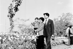 Gia đình anh Nguyễn Văn Hoàng, cán bộ Nhà máy Xe lửa Gia Lâm, Hà Nội vui chơi trong ngày Tết Nguyên Đán Nhâm Dần (1962). (Ảnh: Tư liệu TTXVN)