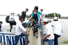 Du khách cập đất liền tại đầu cảng Sa Kỳ. (Ảnh: Phước Ngọc/TTXVN)