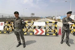 Binh sỹ Hàn Quốc tăng cường an ninh trên một tuyến đường ở Paju. (Nguồn: Kyodo/TTXVN)