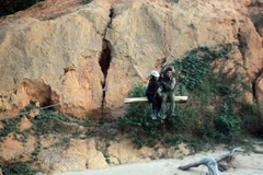 Hệ thống cáp treo người dân sử dụng để qua sông Pô Kô (huyện Ngọc Hồi, tỉnh Kon Tum) năm 2016. (Ảnh: Quang Thái/TTXVN)