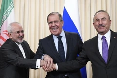 Ngoại trưởng Iran Mohammad Javad Zarif, Ngoại trưởng Nga Sergei Lavrov và Ngoại trưởng Thổ Nhĩ Kỳ Mevlut Cavusoglu tại cuộc gặp ở Moskva, Nga ngày 28/4. Ảnh: (Nguồn: AFP/TTXVN)