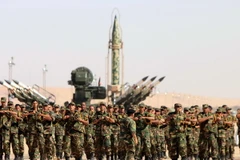 Binh sỹ Libya tham gia duyệt binh trong chiến dịch giải phóng thành phố Derna khỏi các phần tử khủng bố ngày 7/5. (Nguồn: AFP/TTXVN)