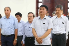 Bị cáo Đinh La Thăng và các bị cáo nghe hội đồng xét xử đọc bản tuyên án. (Ảnh: Doãn Tấn/TTXVN)