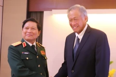 Bộ trưởng Quốc phòng Việt Nam Ngô Xuân Lịch và Bộ trưởng Quốc phòng Singapore Ng Eng Heng tại cuộc gặp. (Ảnh: Xuân Vịnh/TTXVN)