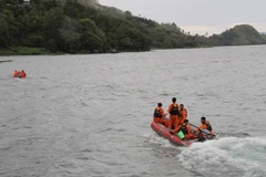 Nhân viên cứu hộ tìm kiếm nạn nhân mất tích trong vụ chìm tàu trên Hồ Toba ngày 18/6. Ảnh: (Nguồn: AFP/TTXVN)