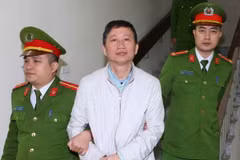 Cảnh sát dẫn giải bị cáo Trịnh Xuân Thanh về trại giam. (Ảnh: An Đăng/ TTXVN)