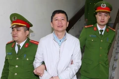 Cảnh sát dẫn giải bị cáo Trịnh Xuân Thanh về trại giam. (Ảnh: An Đăng/ TTXVN)