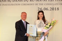 Ông Valeriu Arteni, Đại biện Romania tại Việt Nam (trái) trao Thư bổ nhiệm Lãnh sự Danh dự Romania tại Thành phố Hồ Chí Minh cho bà Trần Thị Thanh Nhàn (phải). (Ảnh: Xuân Khu/TTXVN)