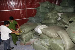 Một vụ phát hiện nguyên liệu thuốc bắc không rõ nguồn gốc. (Ảnh: Doãn Tấn/TTXVN)