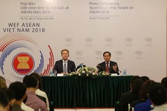 Thứ trưởng thường trực Bộ Ngoại giao Việt Nam Bùi Thanh Sơn, Trưởng ban Tổ chức WEF ASEAN 2018 (bên phải) và Chủ tịch WEF Borge Brende chủ trì họp báo. (Ảnh: Dương Giang/TTXVN)