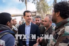 Tổng thống Syria Bashar al-Assad (giữa) thăm các binh sĩ Chính phủ tại mặt trận Đông Ghouta ngày 18/3. (Nguồn: THX/ TTXVN)