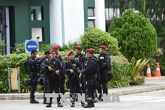 Cảnh sát Singapore gác tại khu vực gần khách sạn Shangri-La. (Nguồn: AFP/TTXVN)