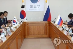 Thứ trưởng Ngoại giao Hàn quốc Lim Sung-nam và người đồng cấp Nga Vladimir Titov tại cuộc gặp. (Nguồn: Yonhap)