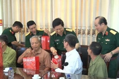 Đại tướng Ngô Xuân Lịch tặng quà các gia đình chính sách huyện Lý Nhân tại buổi tiếp xúc cử tri. (Ảnh: Thanh Tuấn/TTXVN)