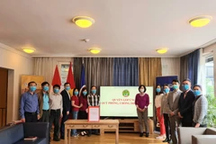 Lễ quyên góp ủng hộ Quỹ phòng, chống dịch COVID-19 tại Thụy Sĩ. (Ảnh: Tố Uyên/Xuân Hoàng/Vietnam+)