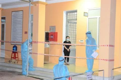 Thực hiện lấy lời khai báo của ca bệnh N.T.M. (Nguồn: Báo Nghệ An)