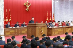 Nhà lãnh đạo Triều Tiên Kim Jong-un phát biểu tại phiên họp toàn thể Ủy ban Trung ương Đảng Lao động Triều Tiên ở Bình Nhưỡng ngày 15/6. (Ảnh: YONHAP/TTXVN)