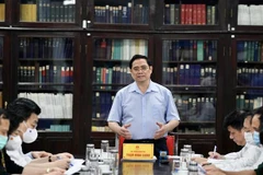 Thủ tướng Phạm Minh Chính đến thăm và làm việc với lãnh đạo Viện Vệ sinh Dịch tễ Trung ương. (Ảnh: Dương Giang/TTXVN)