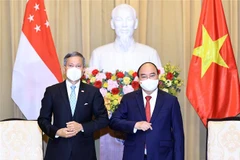 Chủ tịch nước Nguyễn Xuân Phúc và Bộ trưởng Bộ Ngoại giao Cộng hòa Singapore Vivian Balakrishnan tại buổi tiếp. (Ảnh: Thống Nhất/TTXVN)