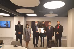 Các đại sứ và đại diện Đại sứ quan ASEAN tại Madrid cùng Lãnh đạo Phòng Thương mại và Công nghiệp Barcelona. (Ảnh: TTXVN phát)