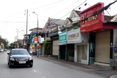 Đường phố Hà Tĩnh vắng người trước giờ thiết lập vùng cách ly. (Ảnh: Công Tường/TTXVN)