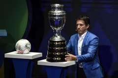 Cup Copa America được giới thiệu tại Cartagena, Colombia. (Ảnh: AFP/TTXVN)
