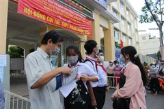 Các thí sinh tại điểm thi Trường THPT Phan Ngọc Hiển, Cần Thơ. (Ảnh: Ánh Tuyết/TTXVN)