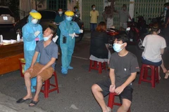 Người dân tuân thủ Thông điệp 5K của Bộ Y tế khi lấy mẫu xét nghiệm. (Ảnh: Văn Dũng/TTXVN)