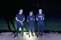 Ba đối tượng xuất cảnh trái phép bị cán bộ, chiến sỹ Đồn Biên phòng Cửa khẩu quốc tế Tịnh Biên bắt giữ. (Nguồn: Báo An Giang)