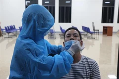 Người dân khối Phúc Thịnh, phường Vinh Tân, Thành phố Vinh test nhanh phát hiện COVID-19. (Ảnh: Bích Huệ/TTXVN)