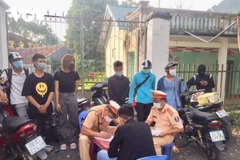 Các thanh thiếu niên tụ tập để đua xe bị xử lý. (Nguồn: vov.vn)