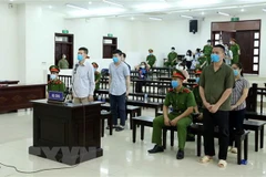 Các bị cáo tại phiên tòa sơ thẩm. (Ảnh: Phạm Kiên/TTXVN)