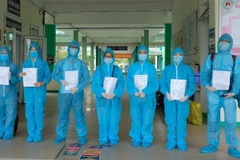 Các bệnh nhân mắc COVID-19 được công bố khỏi bệnh và xuất viện. (Ảnh: TTXVN phát)