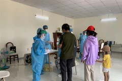 Nhân viên y tế tổ chức lấy mẫu xét nghiệm COVID-19 cho người dân tại khu phố 1, phường 15, quận Gò Vấp. (Ảnh: TTXVN phát)