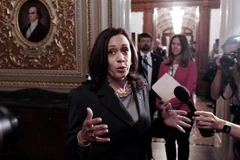 Phó Tổng thống Mỹ Kamala Harris trả lời phỏng vấn sau cuộc bỏ phiếu về dự luật cải cách bầu cử ngày 22/6. (Ảnh: AFP/TTXVN)