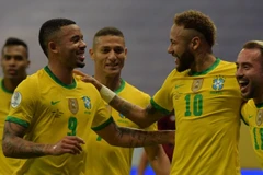 Neymar (số 10) chia vui cùng các đòng đội sau khi ghi bàn nâng tỷ số lên 2-0. (Nguồn: AFP)