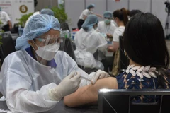 Nhân viên y tế tiêm vaccine phòng COVID-19 cho người dân tại Bangkok, Thái Lan. (Ảnh: THX/TTXVN)