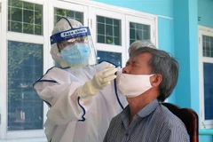 Nhân viên CDC Phú Yên lấy mẫu xét nghiệm cho nhân viên y tế của Bệnh viện Đa khoa tỉnh Phú Yên. (Ảnh: Xuân Triệu/TTXVN)