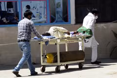 Chuyển bệnh nhân nhiễm COVID-19 tới bệnh viện ở New Delhi, Ấn Độ. (Ảnh: THX/TTXVN)